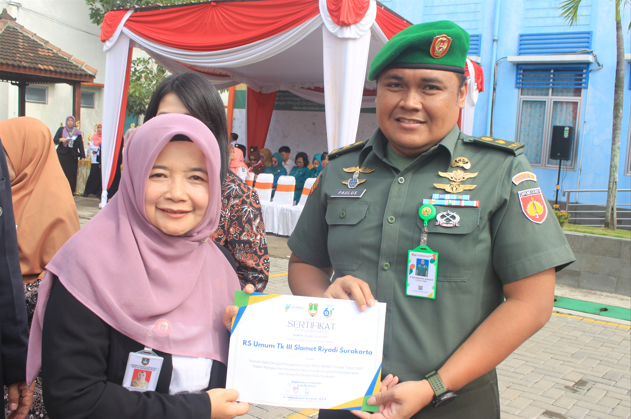 Penyerahan Penghargaan Pengelolaan Satu Sehat Terbaik Kategori Fasyankes terbaik